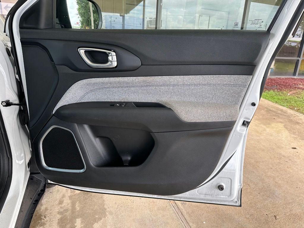 Used 2024 White Jeep Latitude image 24