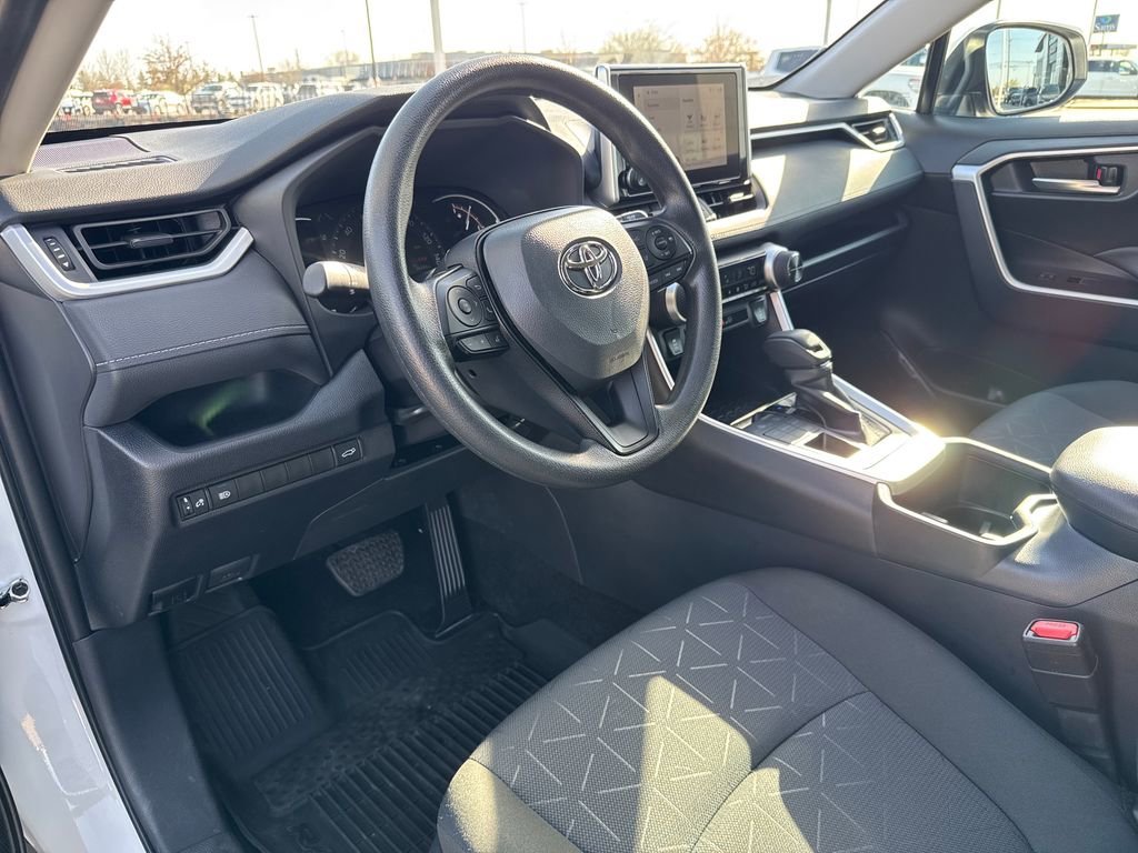 2025 Toyota RAV4 XLE - Photo 13
