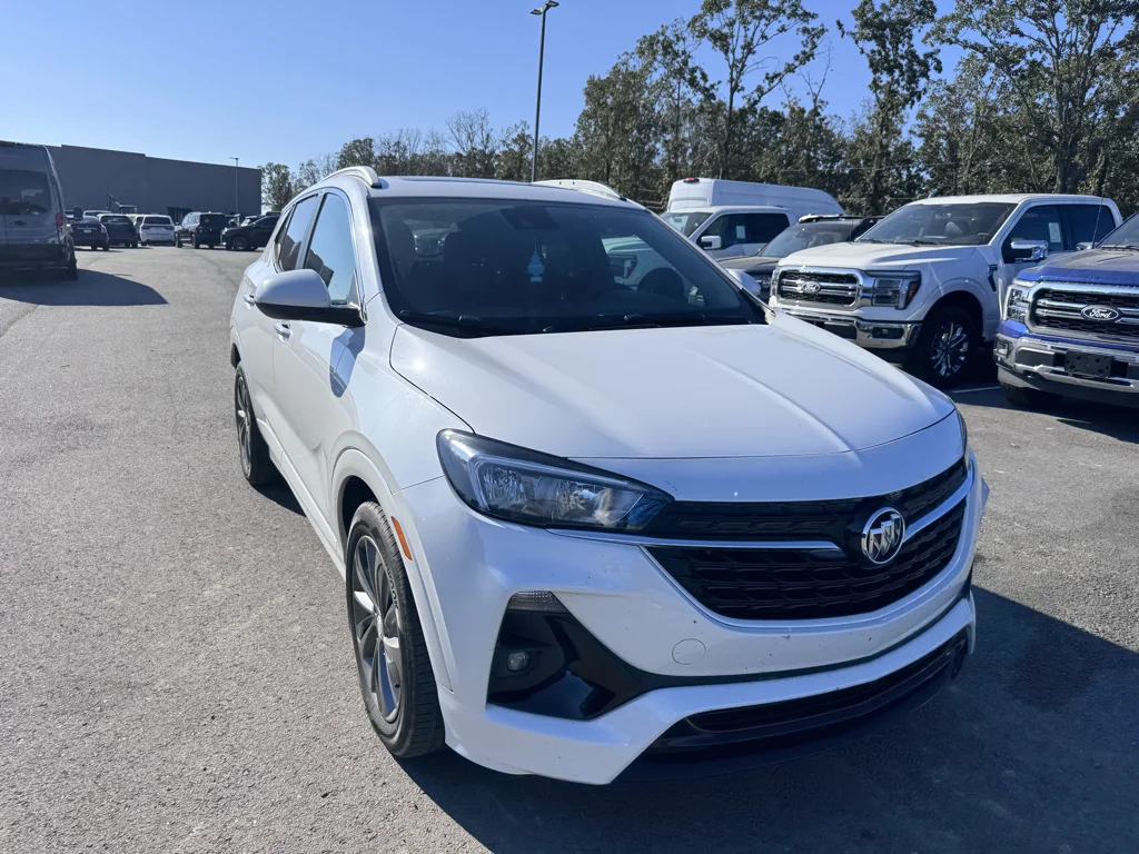 Used 2023 White Frost Tricoat Buick Select image 3