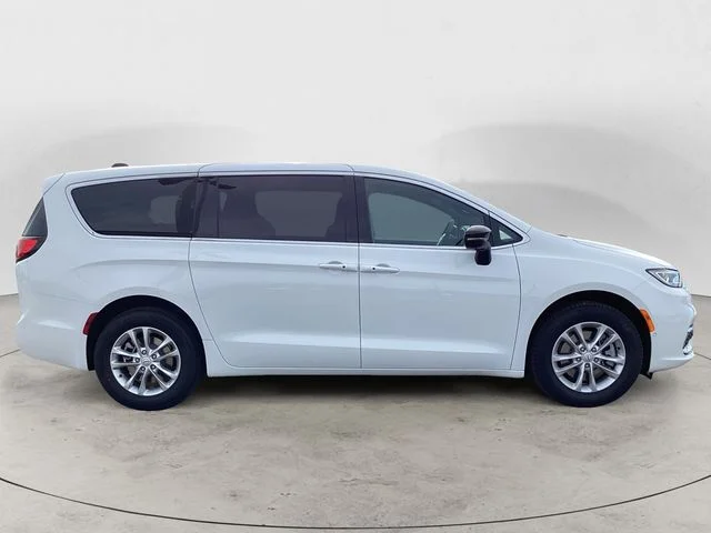 New 2026 Bright White Clearcoat Chrysler SELECT AWD image 7
