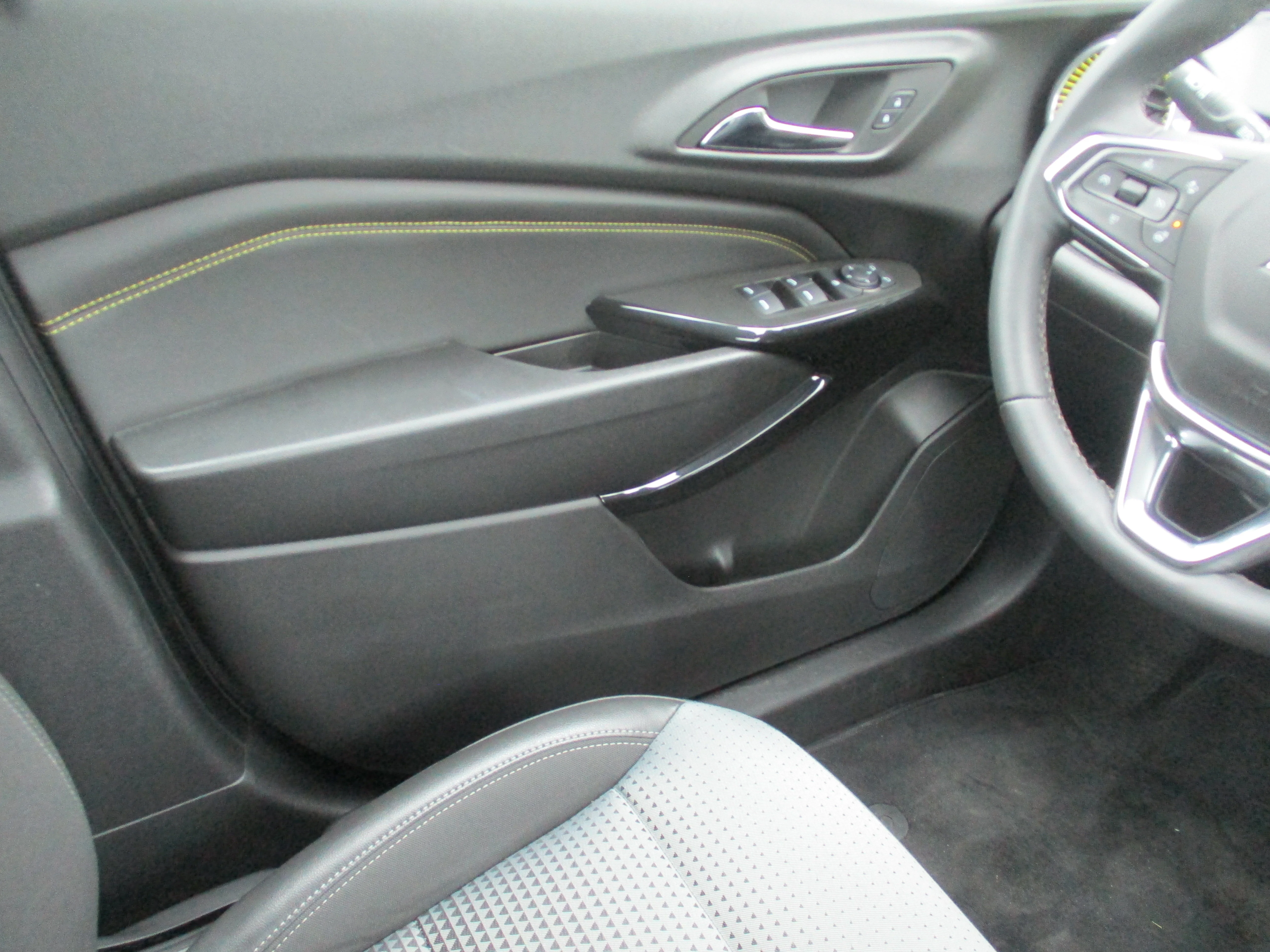 Used 2025 Sterling Gray Metallic Chevrolet LT FWD image 22