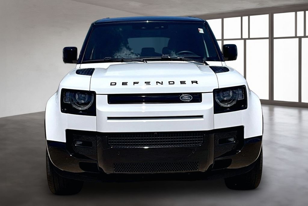 Used 2025 Fuji White Land Rover X-Dynamic SE image 3