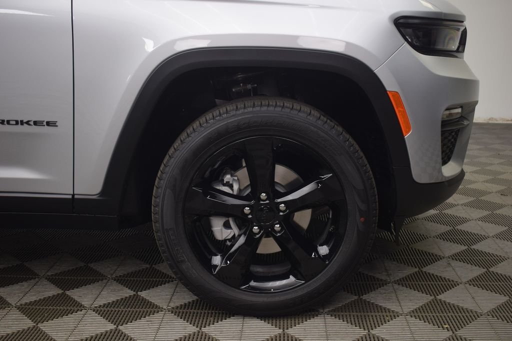 New 2025 Silver Zynith Exterior Paint Jeep Limited image 9