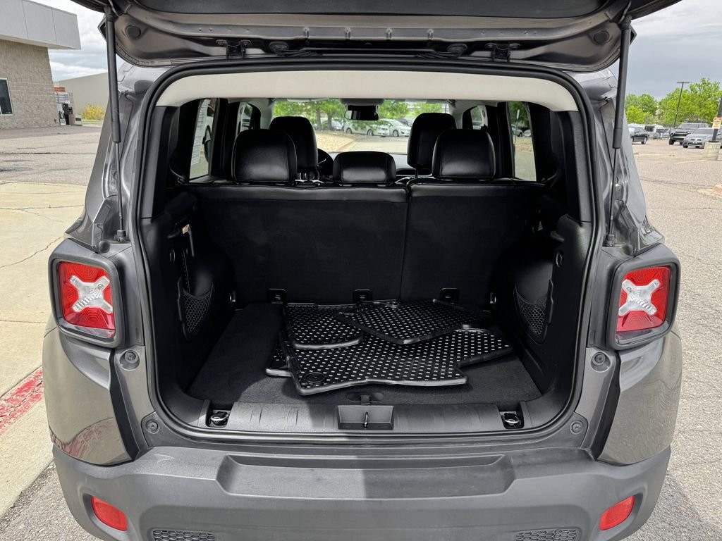 Used 2018 Gray Jeep Latitude image 9