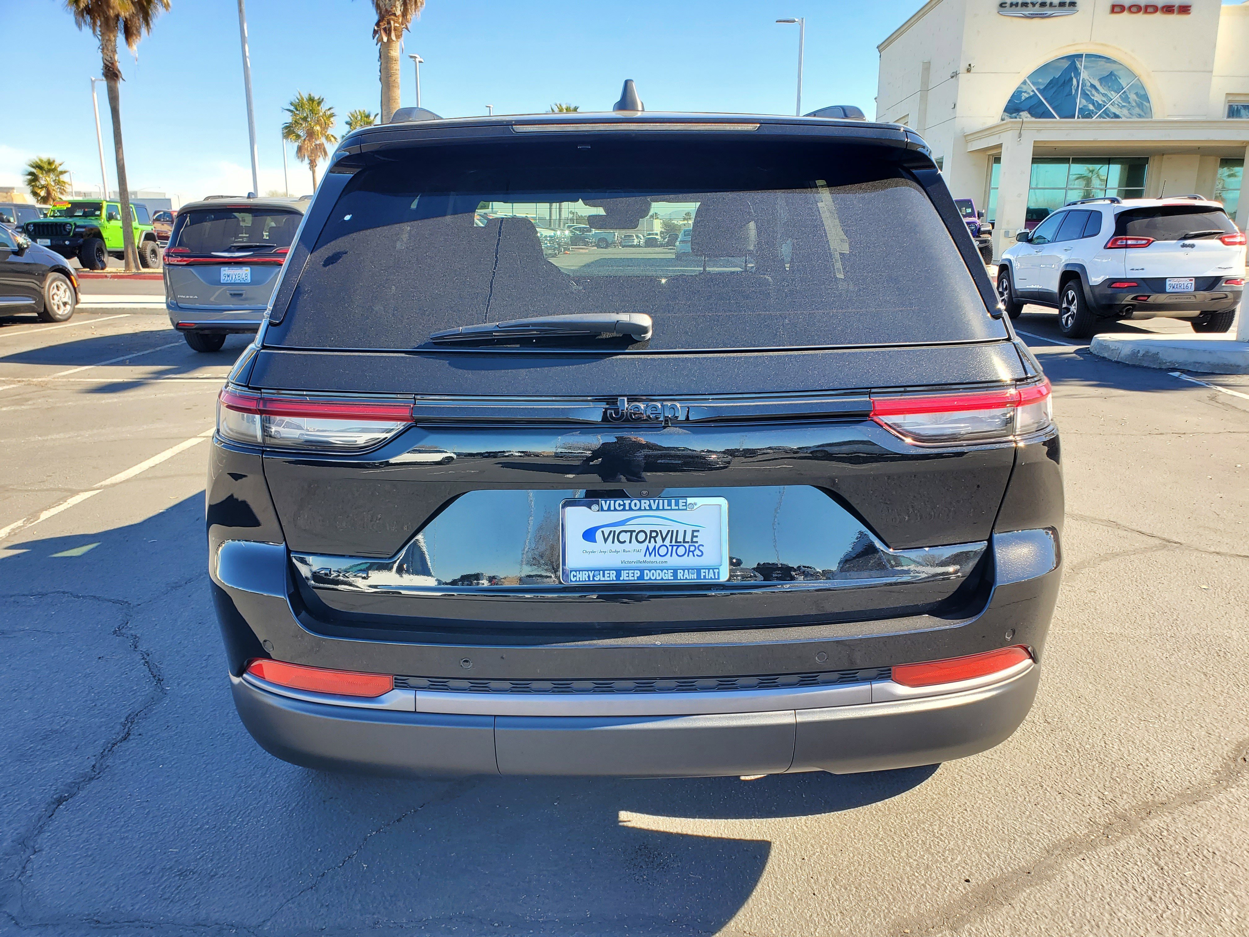 New 2026 Diamond Black Crystal Pearl-Coat Exterior Paint Jeep Altitude image 4