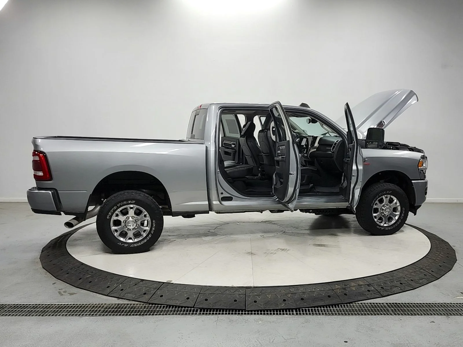 Used 2024 Silver Ram Laramie image 16