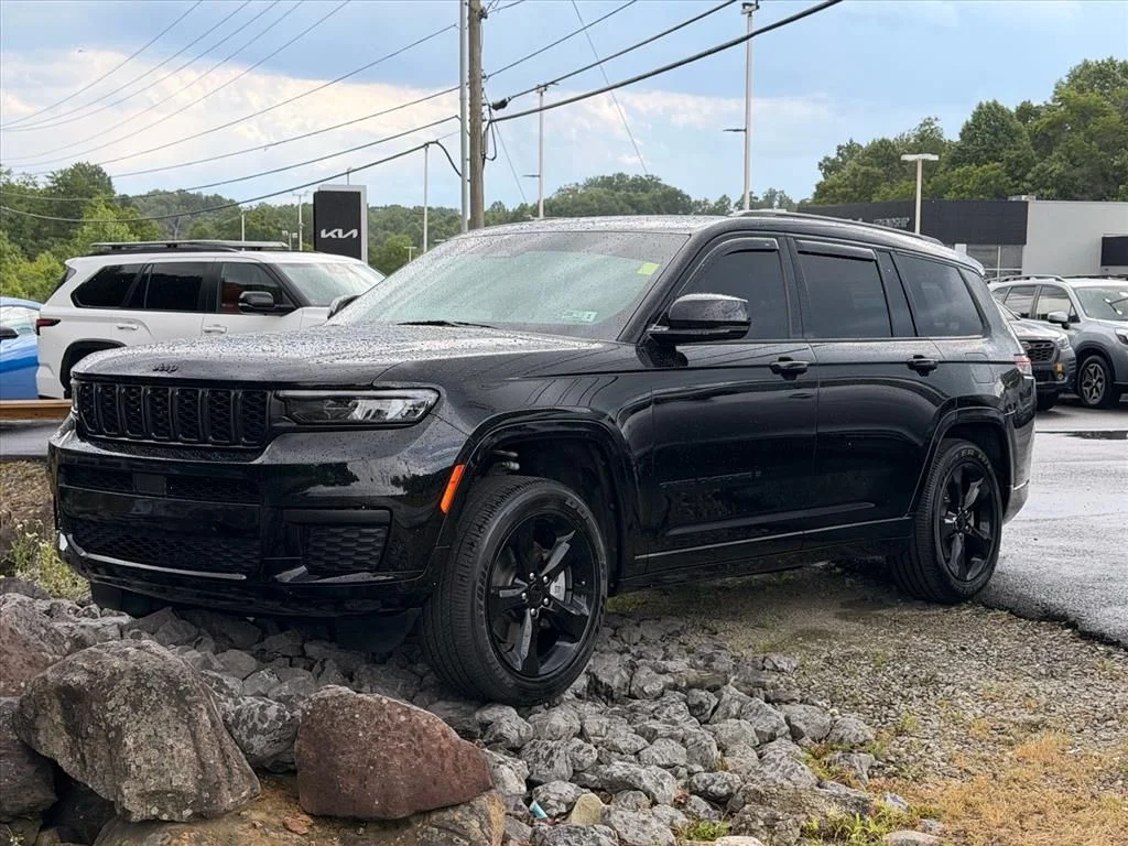 Used 2025 Black Jeep Altitude X image 5