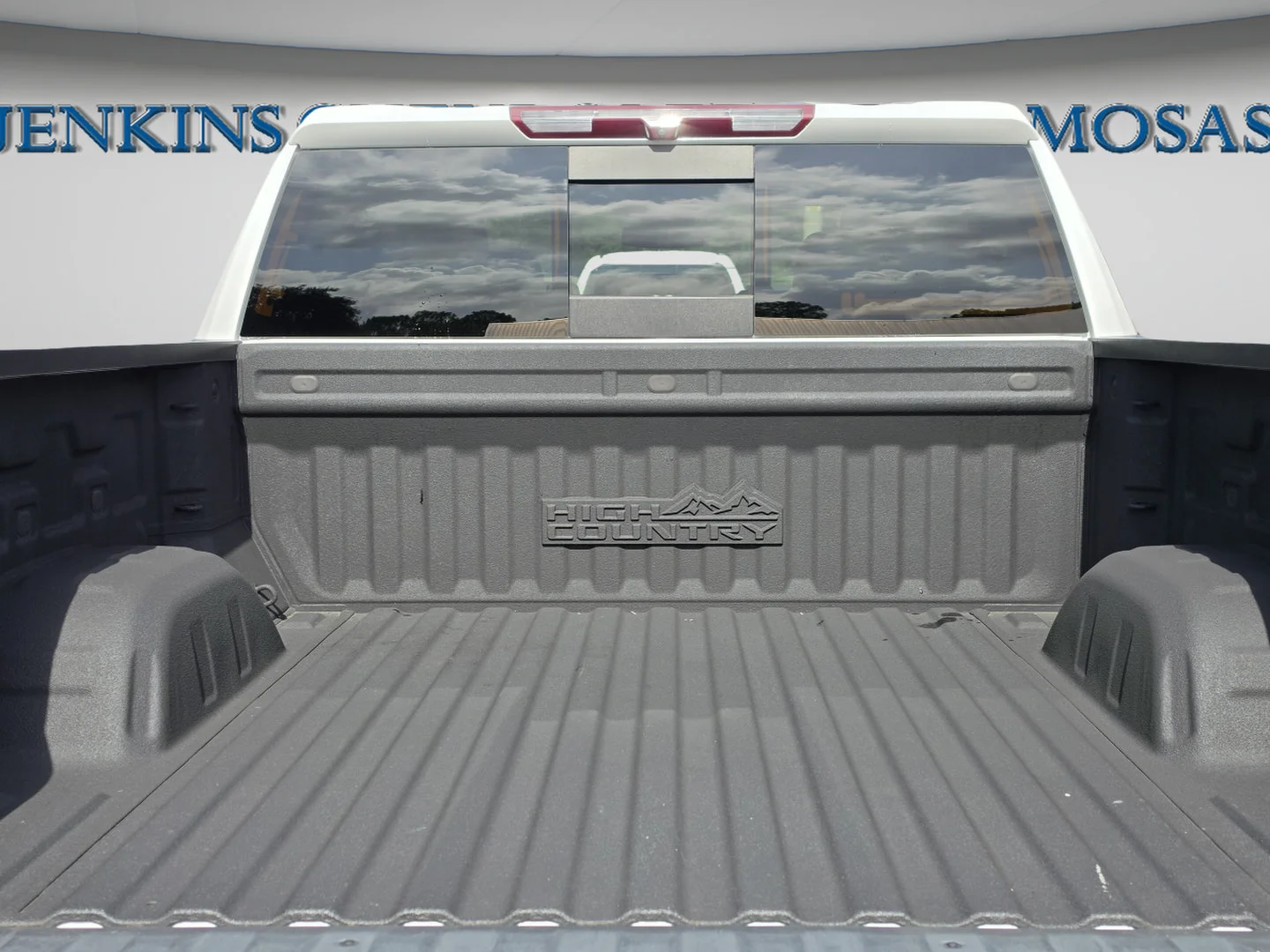 Used 2022 Iridescent Pearl Tricoat Chevrolet High Country image 15
