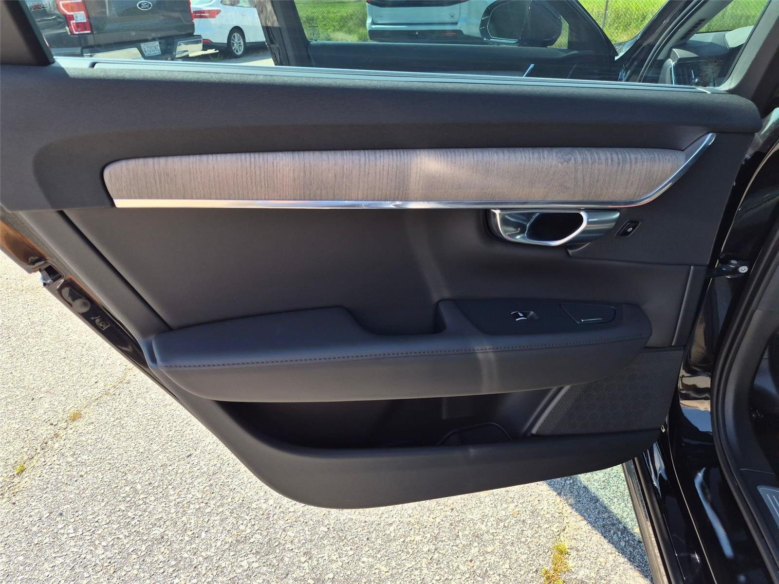 Used 2024 BLACK VOLVO  image 25