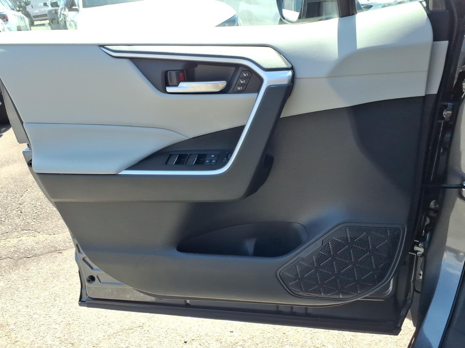 Used 2025 Magnetic Gray Metallic Toyota Hybrid XLE Premium image 30
