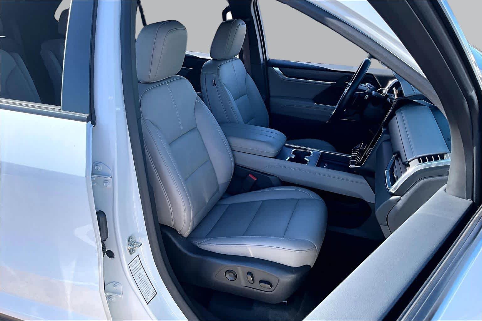 Used 2026 Summit White GMC FWD Elevation image 9