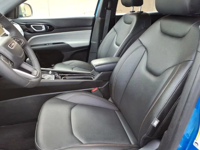 Used 2024  Jeep Limited image 10