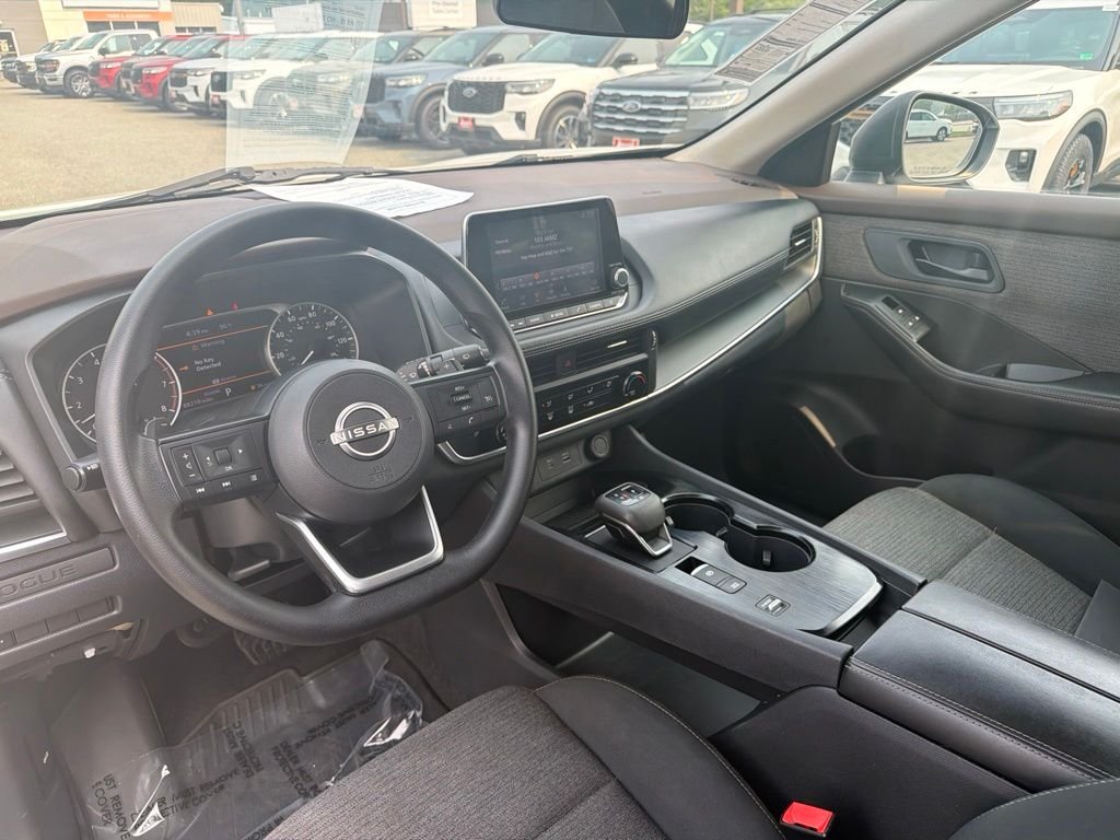Used 2022 White Nissan S image 18