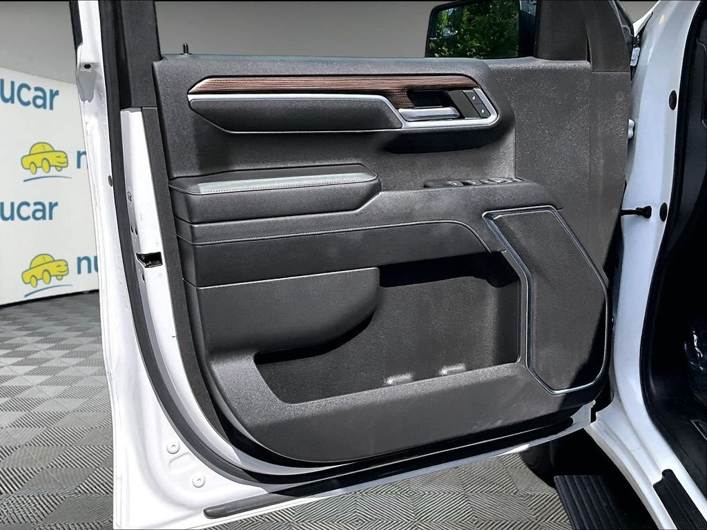 Used 2022 White Chevrolet RST image 9