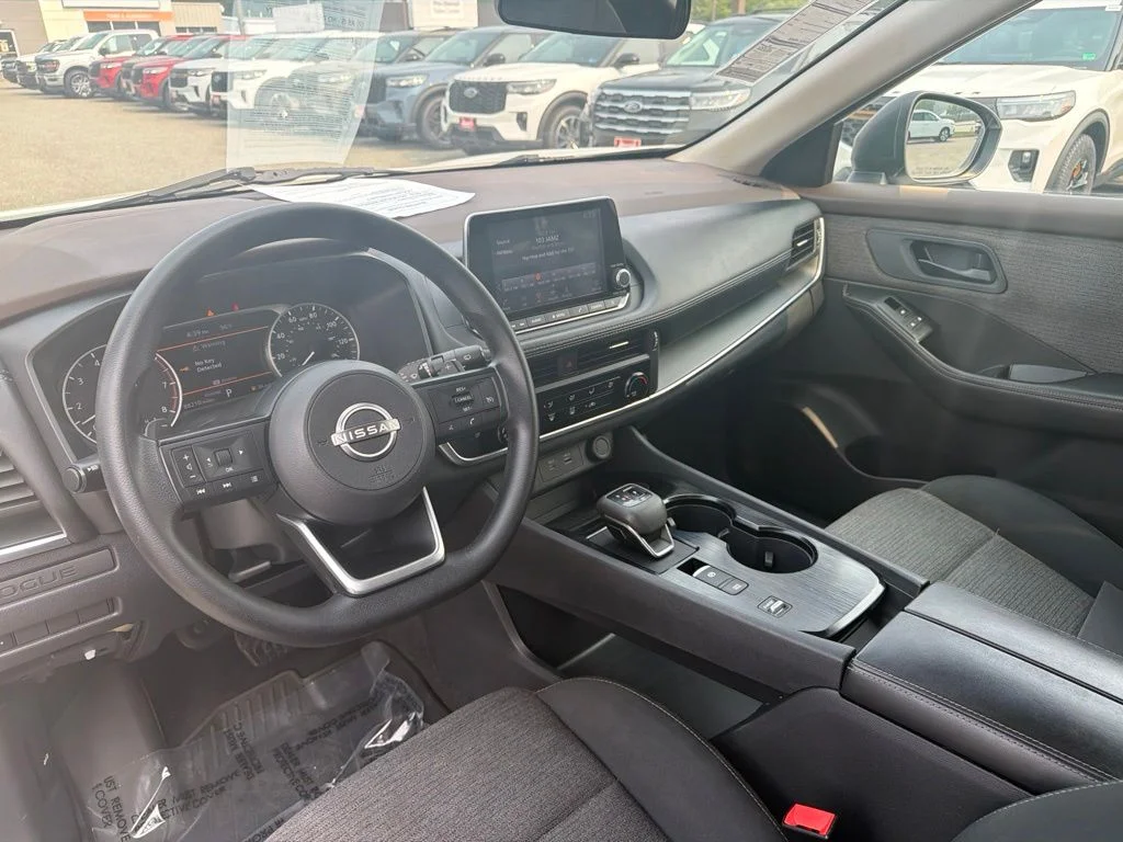 Used 2022 White Nissan S image 18