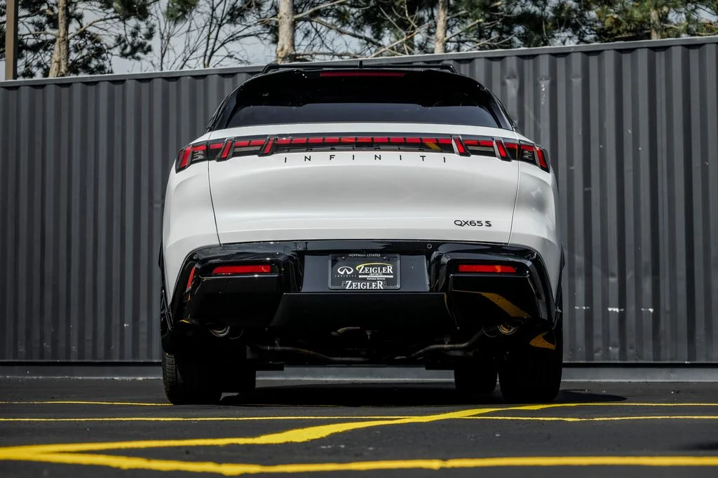 New 2027 2T RAD WHT INFINITI Sport AWD image 8