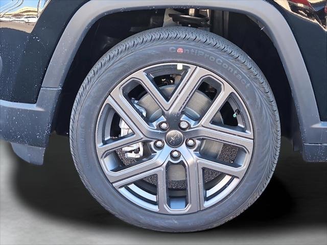 New 2026 Diamond Black Crystal Pearl-Coat Exterior Paint Jeep Latitude image 7