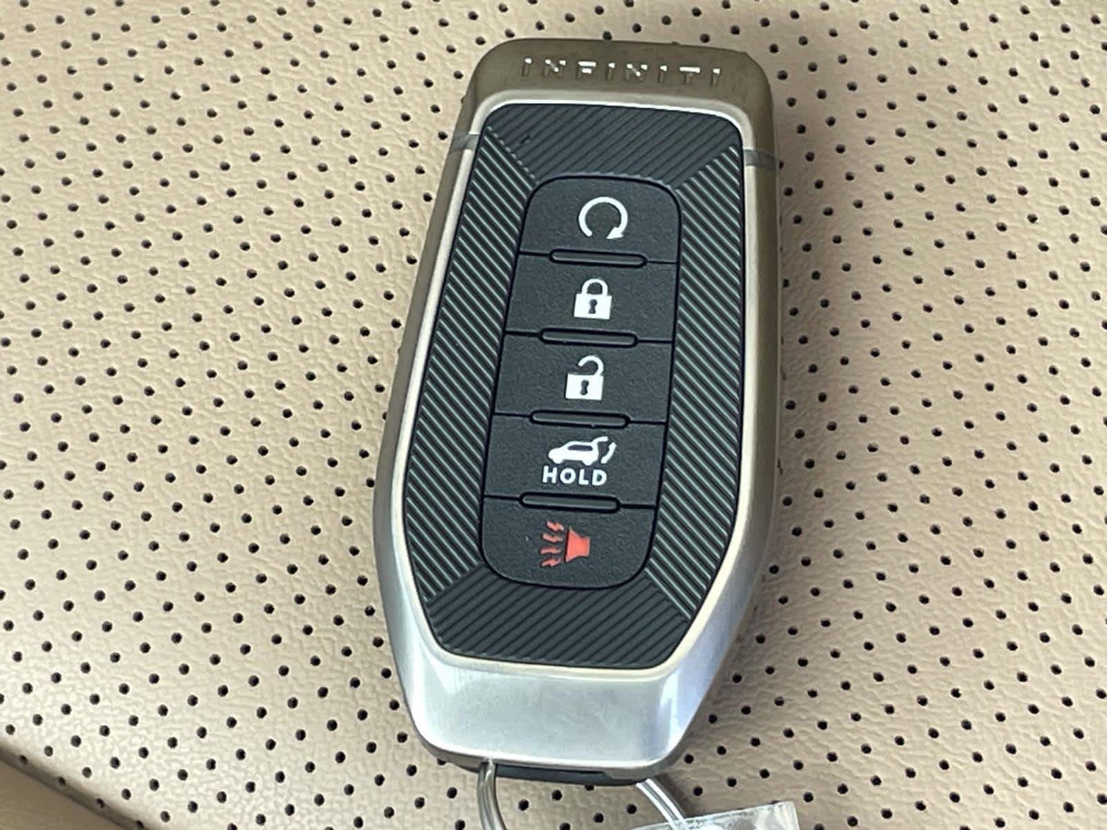 New 2026 Radiant White INFINITI LUXE image 4