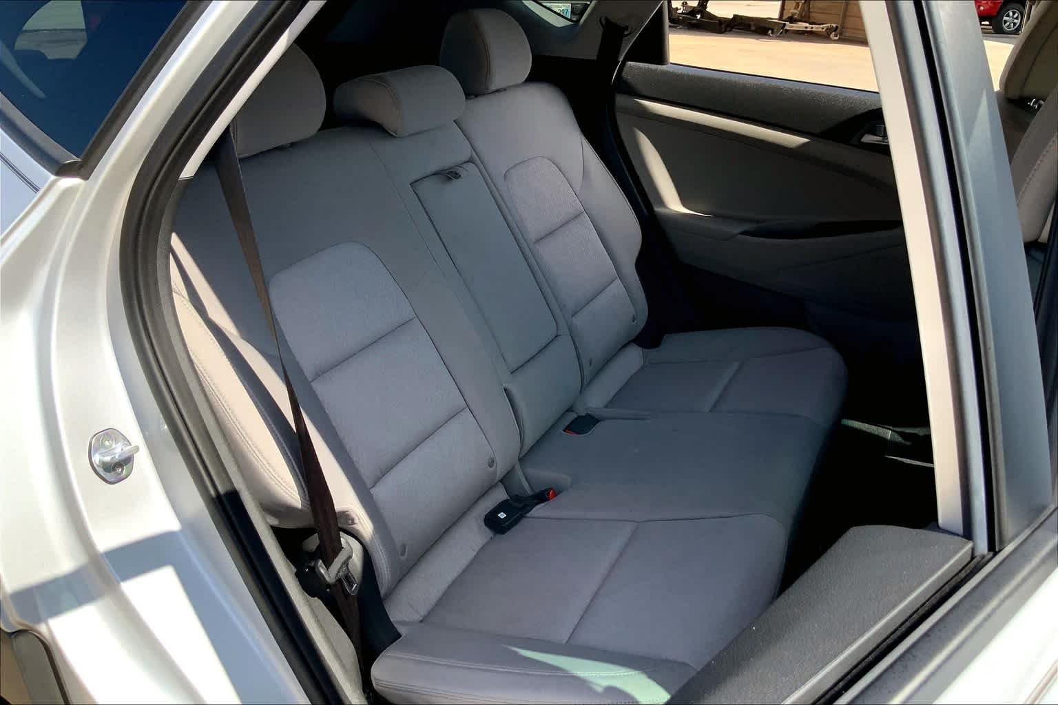 Used 2018 Molten Silver Hyundai SE image 19