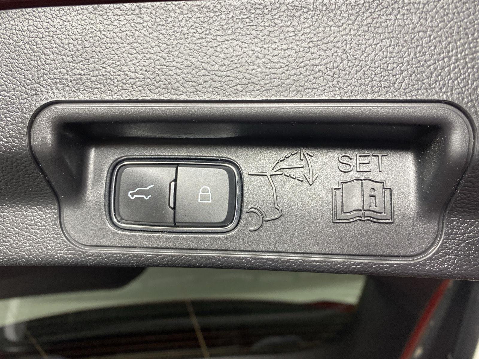 Used 2022 Rapid Red Metallic Tinted Clearcoat Ford XLT image 30