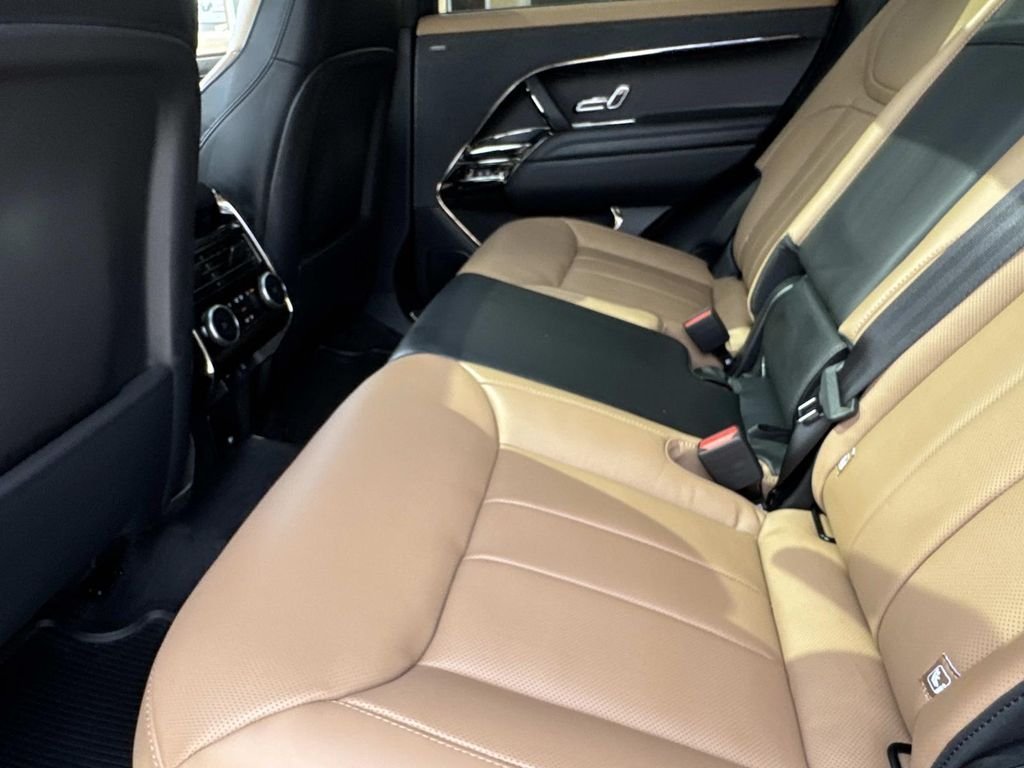 New 2026 Ostuni Pearl White LAND ROVER Dynamic SE image 8