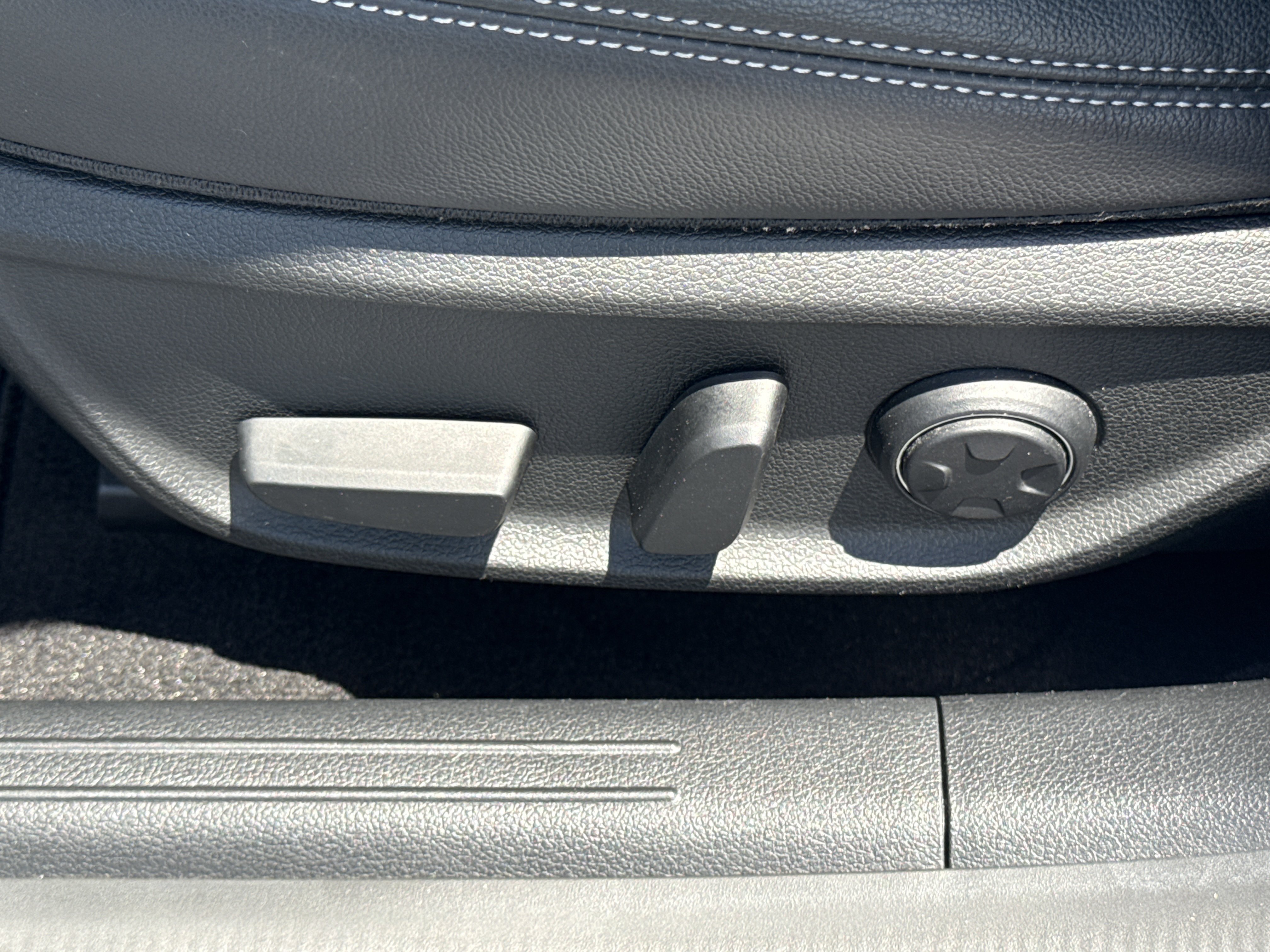 2025 GENESIS G70 Standard - Photo 13