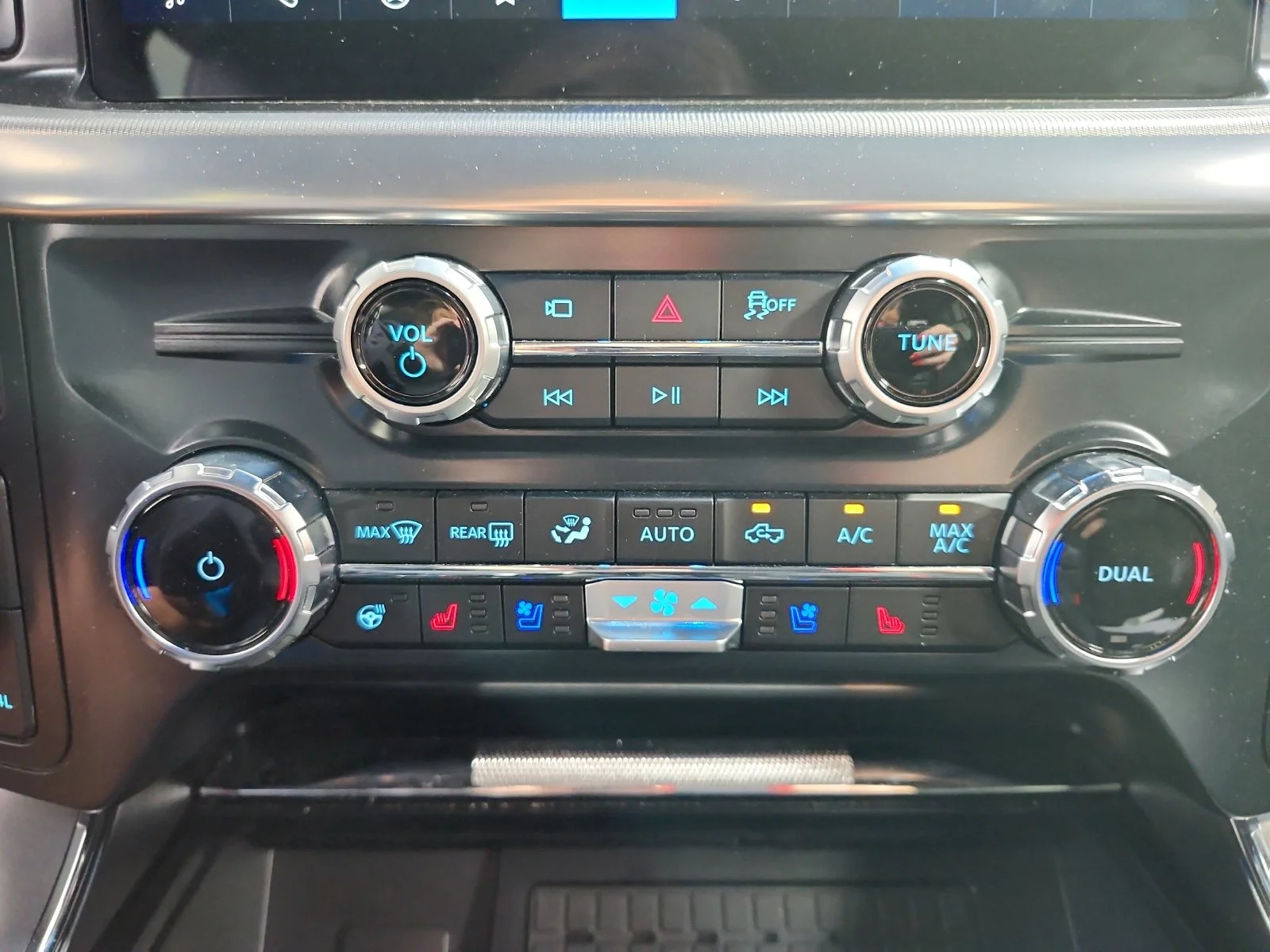 Used 2025 Blue Ford Lariat image 18