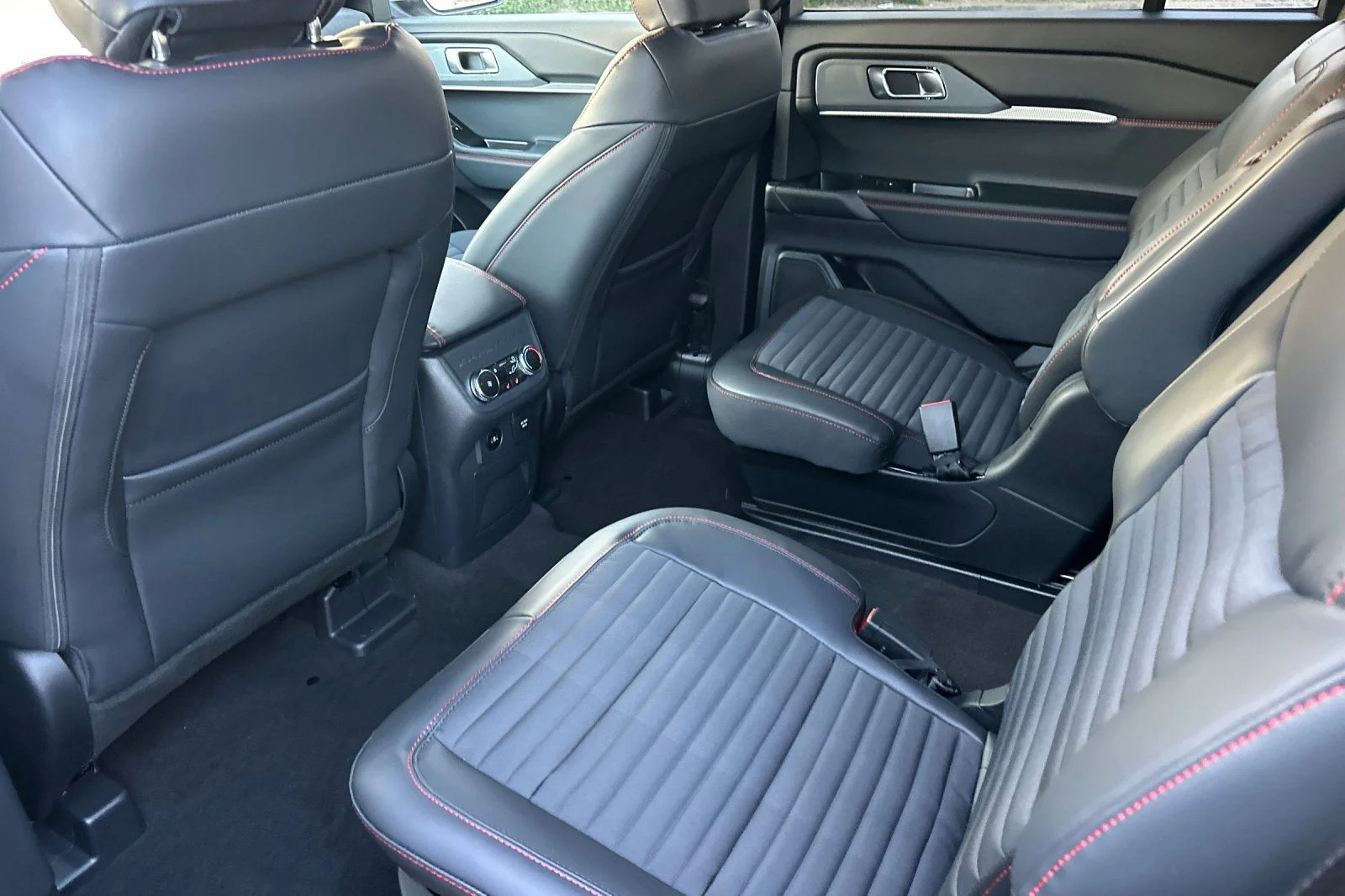 2026 Ford Explorer ST-Line - Photo 8