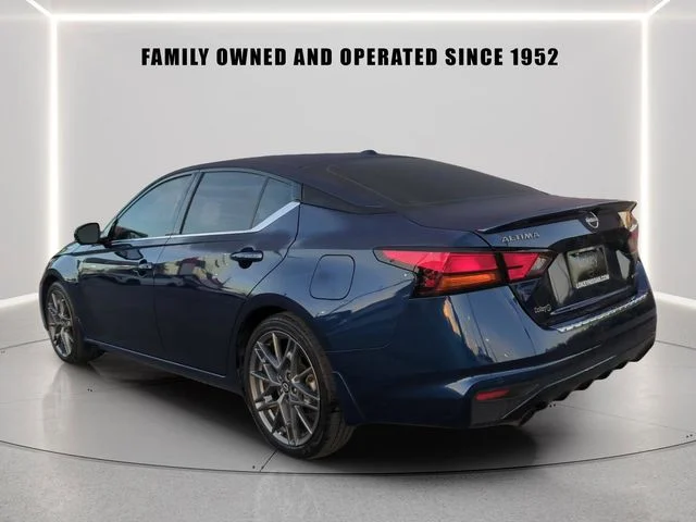Used 2023 Blue Nissan 2.0 SR image 3