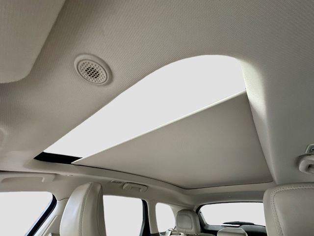 Used 2023 White Lincoln Reserve image 22