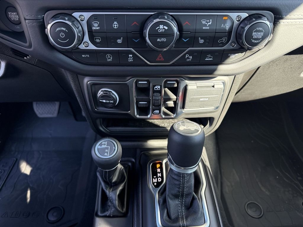 New 2026 Bright White Clear-Coat Exterior Paint Jeep Sahara image 22
