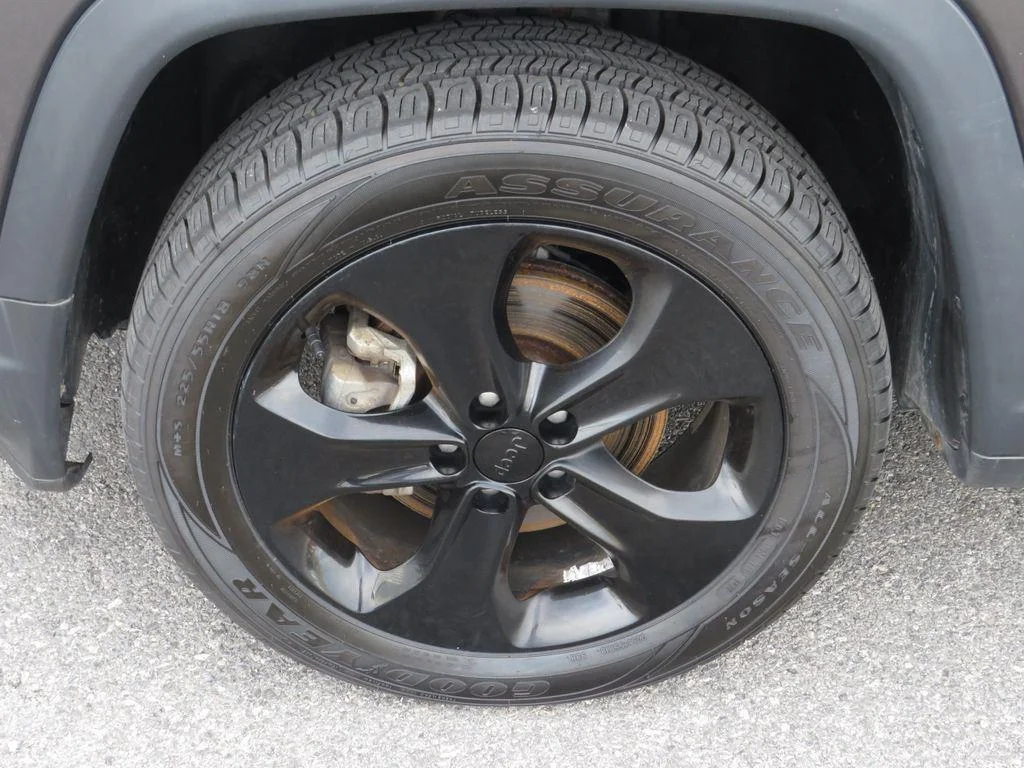 Used 2019 Granite Crystal Metallic Clear Jeep Altitude image 16