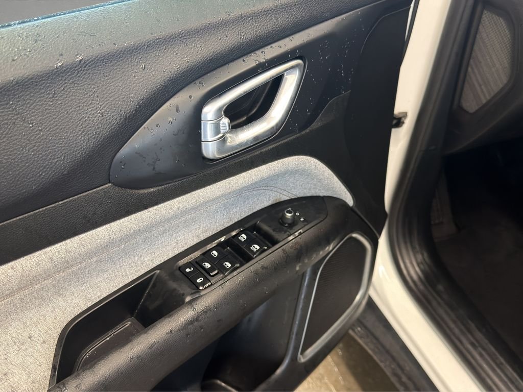 Used 2023 White Jeep Latitude Lux image 10