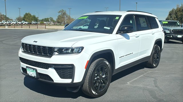 New 2026 Bright White Clear-Coat Exterior Paint Jeep Laredo Altitude image 7