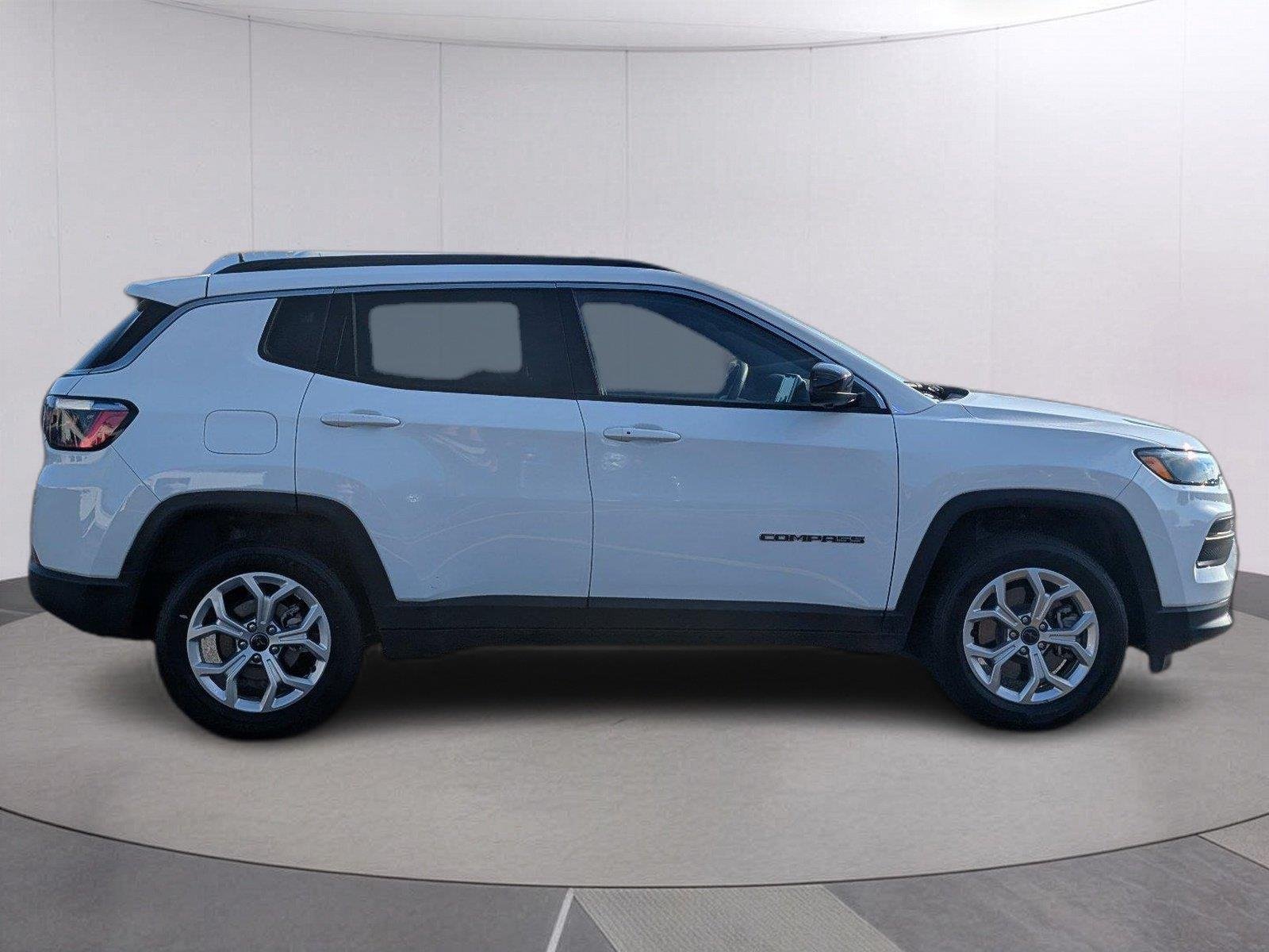 Used 2025 Bright White Clearcoat Jeep Latitude image 8