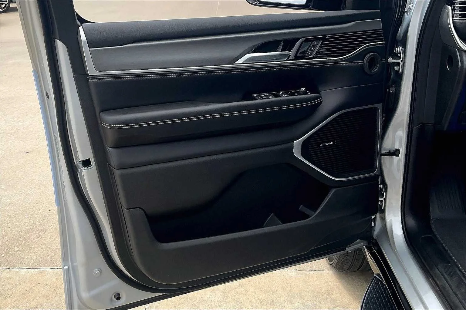 2025 Jeep Wagoneer L Series II - Photo 10