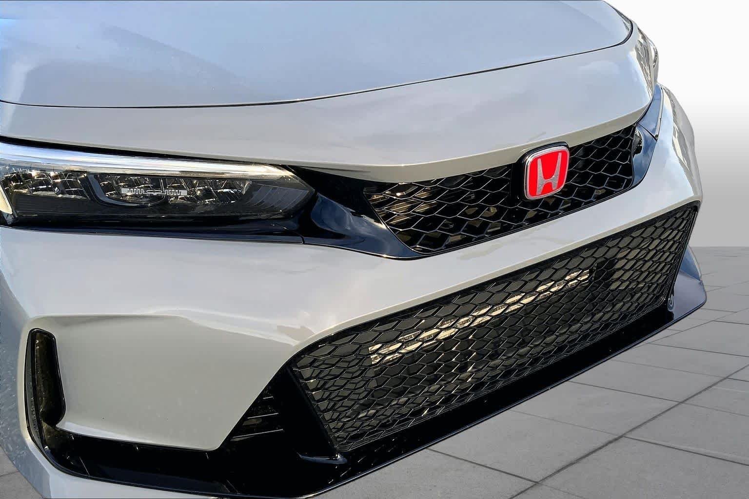 Used 2025 Urban Gray Pearl Honda  image 29