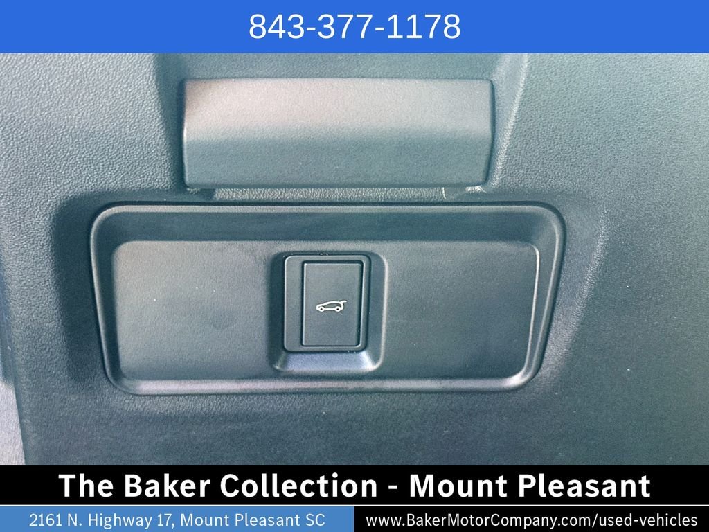 Used 2024 White Land Rover SE image 10
