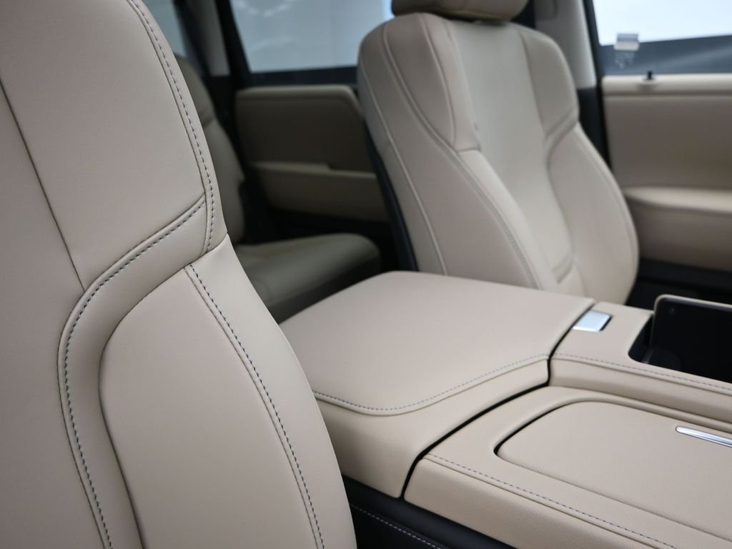 New 2026 RADIANT WHITE INFINITI Pure 2WD image 28