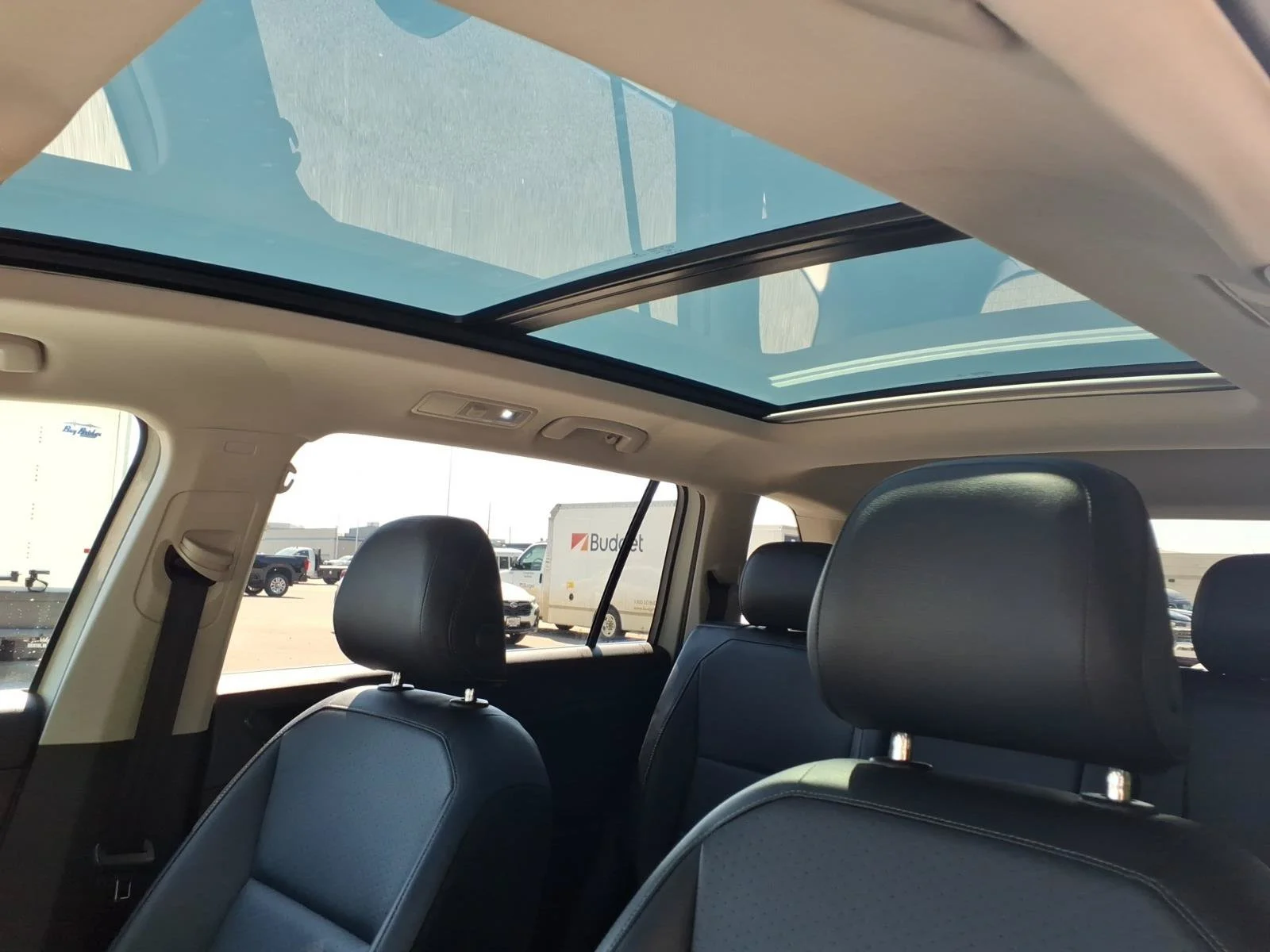 Used 2018 Pure White Volkswagen SEL image 25