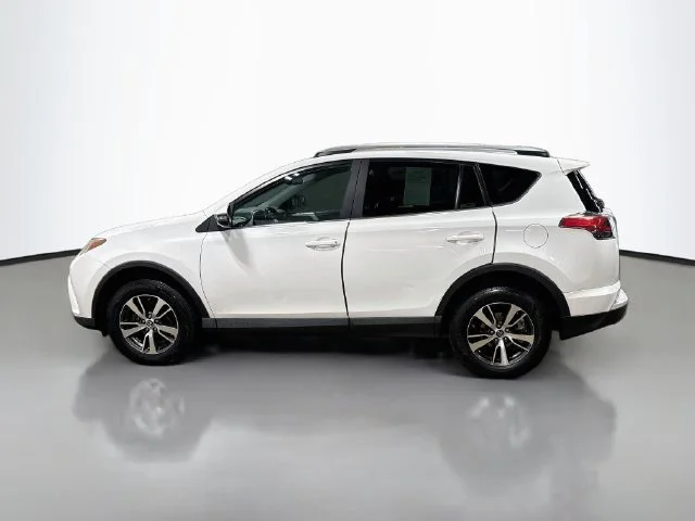 Used 2017 White Toyota XLE image 10
