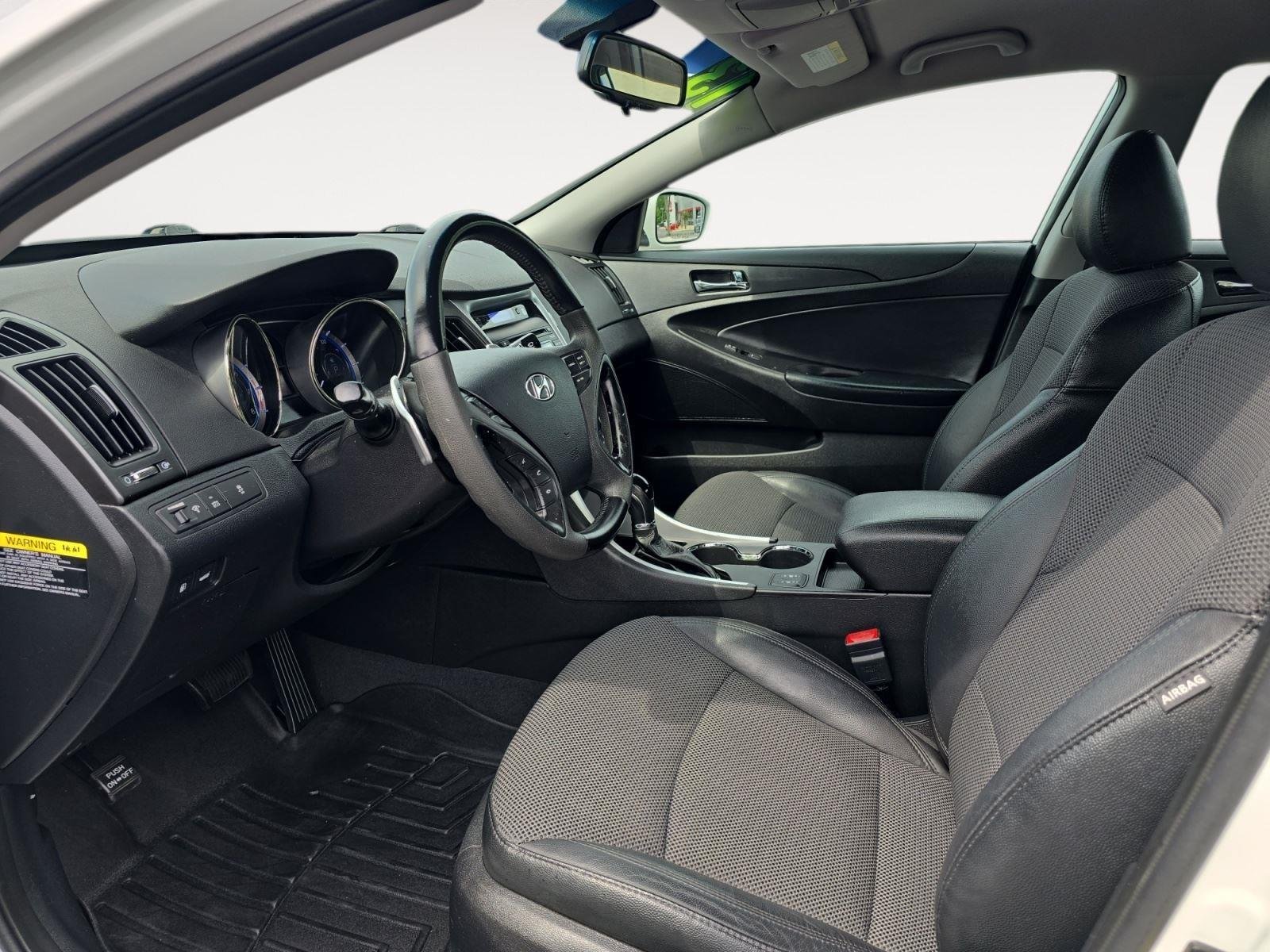 Used 2013 Shimmering White Hyundai SE image 10