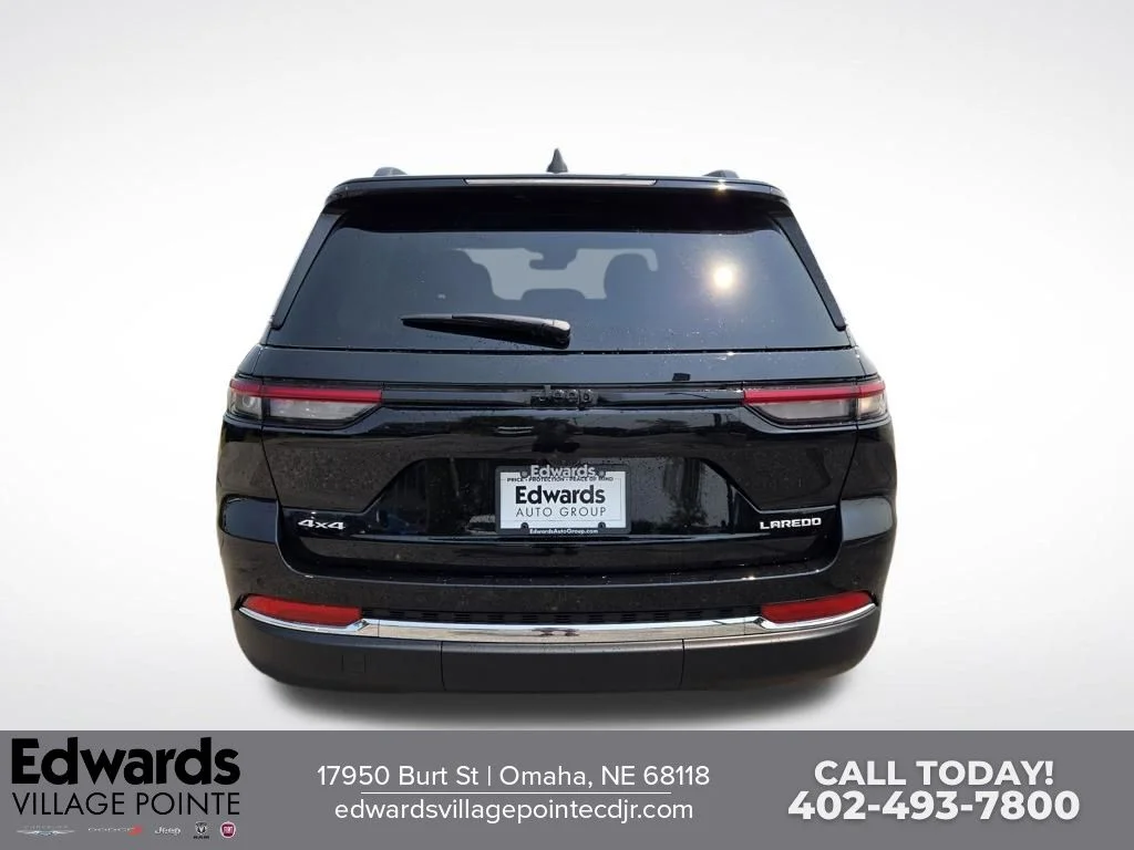 New 2026 Diamond Black Crystal Pearl-Coat Exterior Paint Jeep Laredo X image 4