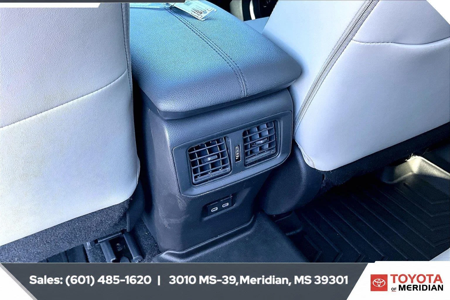 Used 2025 Wind Chill Pearl Toyota XLE Premium image 24