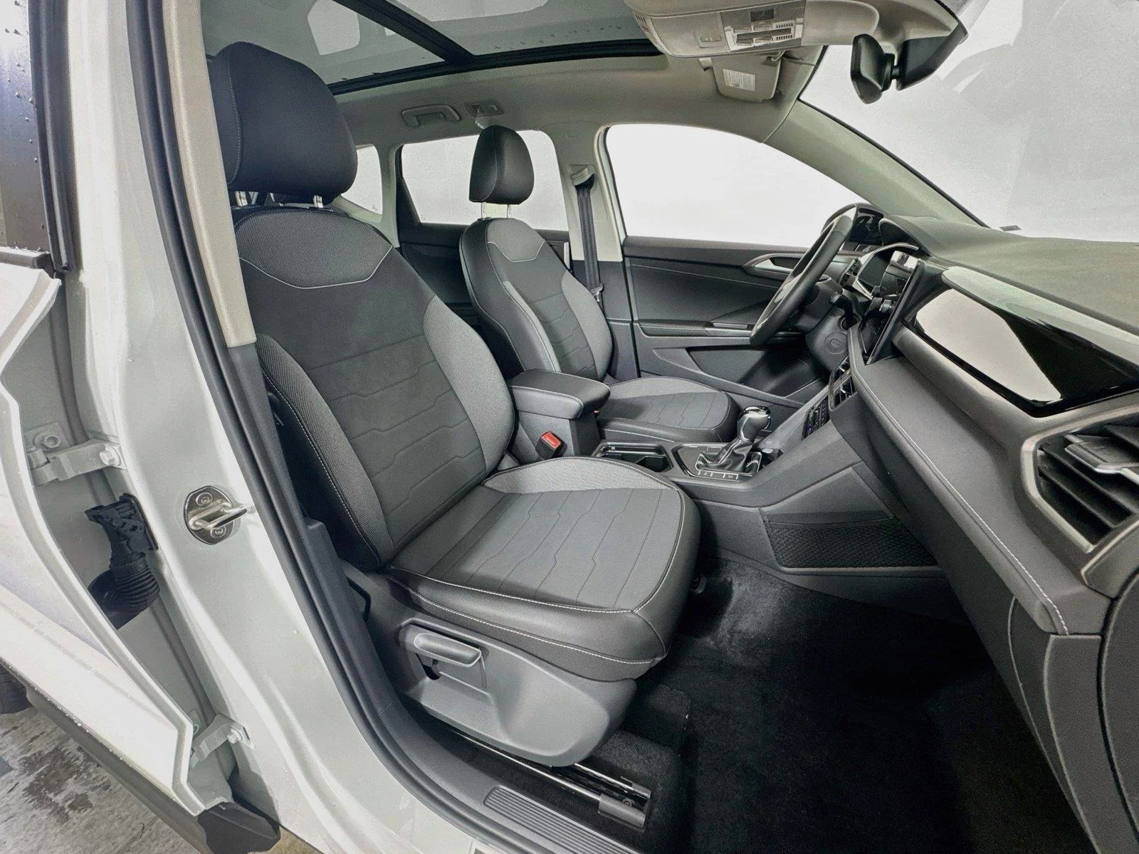 New 2027 Pure White w/Deep Black Roof Volkswagen SE Black image 27
