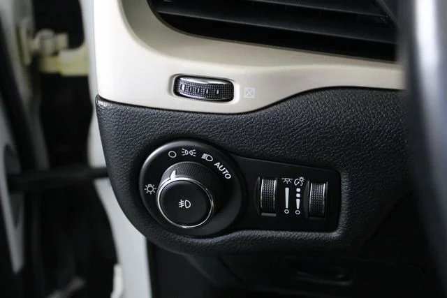 Used 2015 White Jeep Latitude image 12