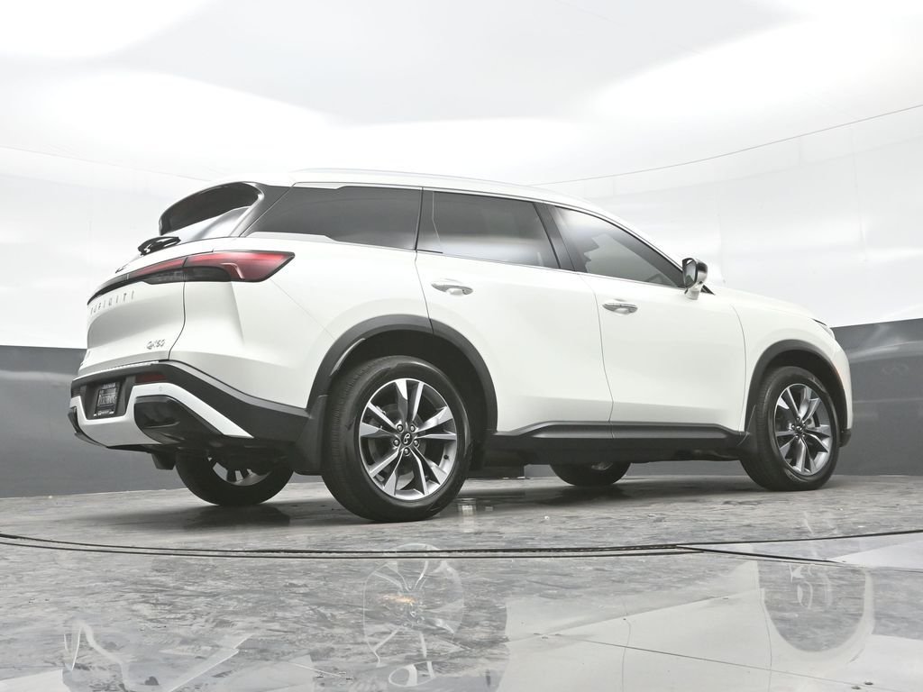 Used 2023 White INFINITI LUXE image 29