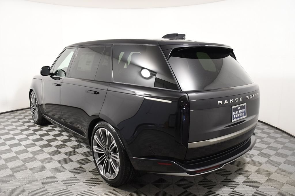 New 2026 Santorini Blk Land Rover SE image 4