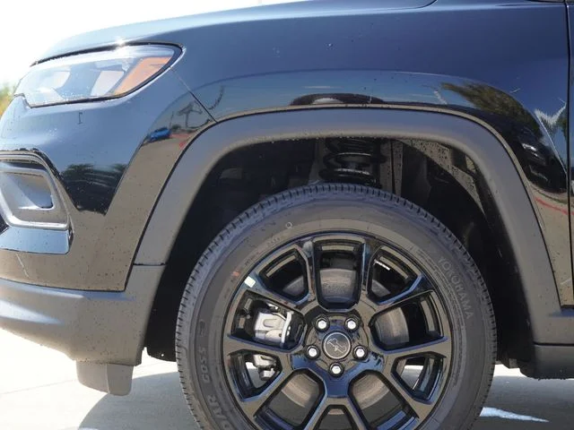 New 2026 Diamond Black Crystal Pearl-Coat Exterior Paint Jeep Latitude image 8