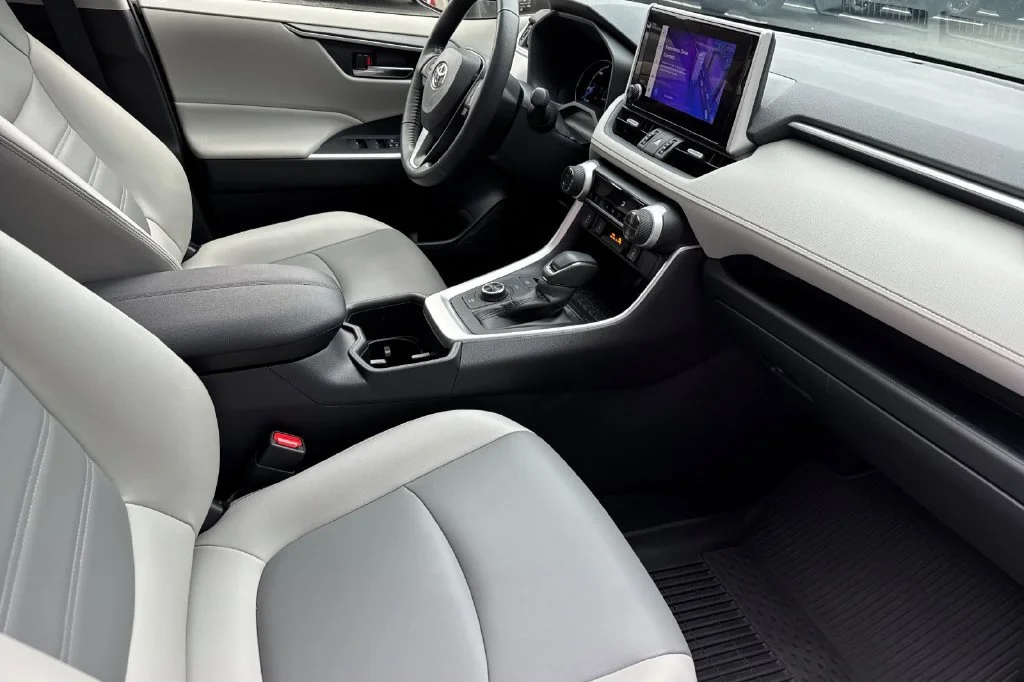 2024 Toyota RAV4 XLE Premium - Photo 16